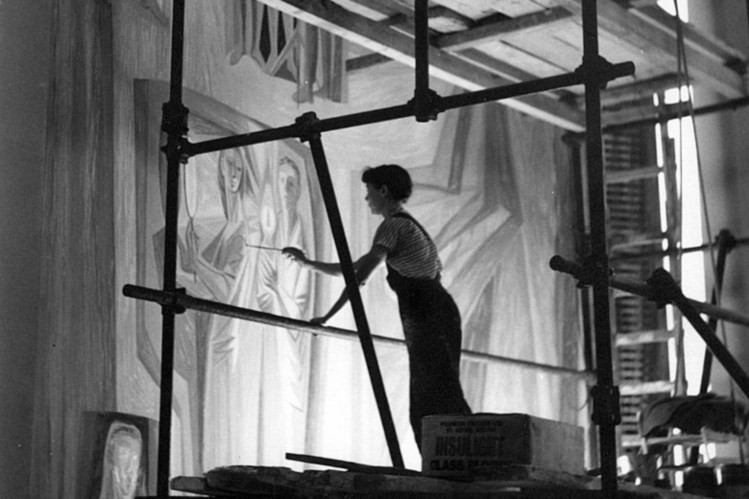 Maria Keil painting a panel at Cinema Monumental